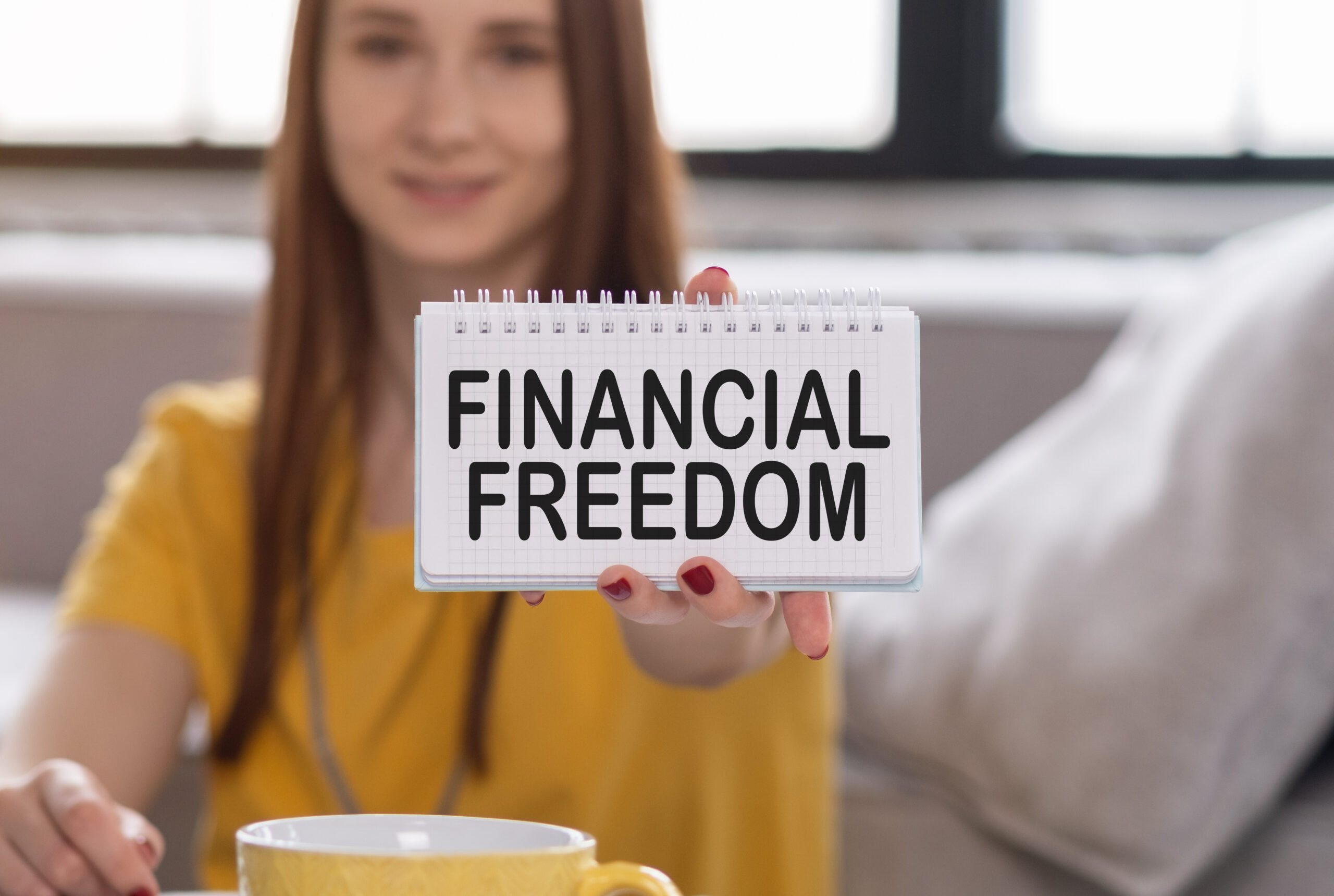 Business woman holding FINANCIAL FREEDOM text card